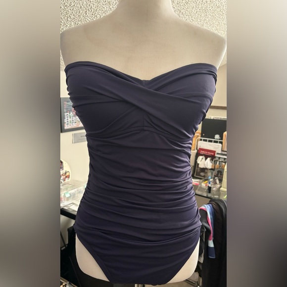 Anne Cole Twist Front Bandeaukini one piece w/Ruching Contour in Torso area. 12. - Picture 7 of 9